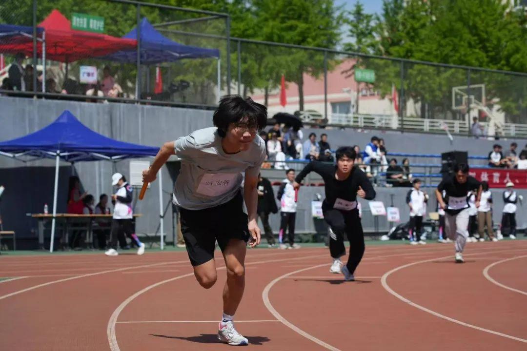 米乐m6官网-包含田径比赛风云激荡，选手速度快若闪电的词条